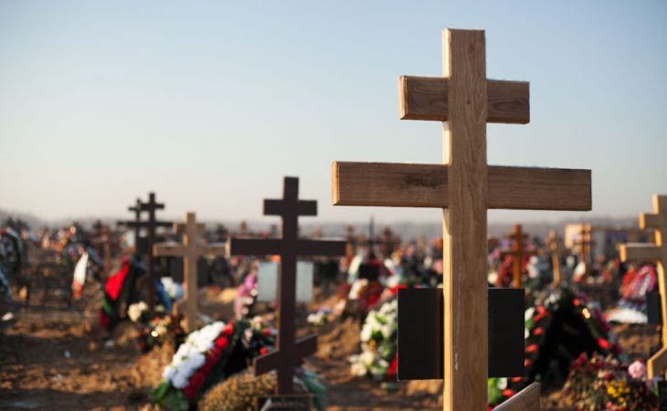 Барнаульцев просят воздержаться от поездок на кладбище на Пасху и родительский день