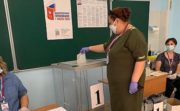 В Барнауле началось голосование по поправкам в Конституцию и за присвоение краевому центру звания "Город трудовой доблести"
