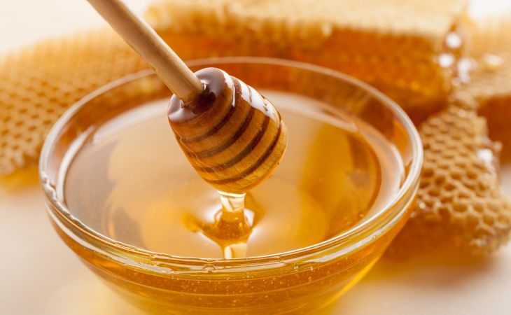 Не настоящий? Роскачество обнаружило мёд со следами антибиотиков и фальсификаты