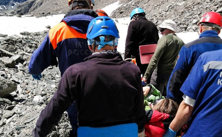 Туристка сутки провела в горах Алтая, упав в расщелину