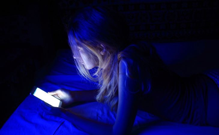 Свет от смартфонов признан опасным для кожи