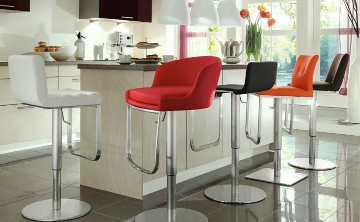 Барные стулья в современных интерьерах: как правильно подобрать