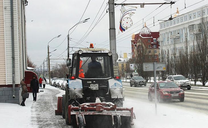 Заснеженный Барнаул убирают около сотни снегоуборочных машин