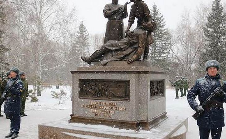 В Омске открыли памятник подвигу медицинских работников, работавших в годы войны
