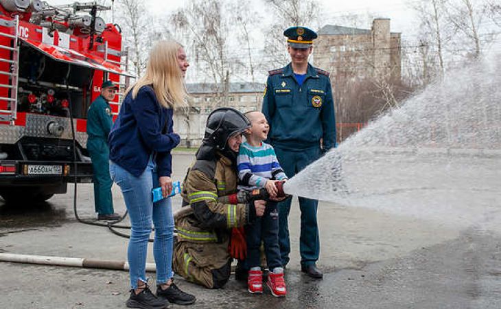 Барнаульские пожарные исполнили мечту ребёнка