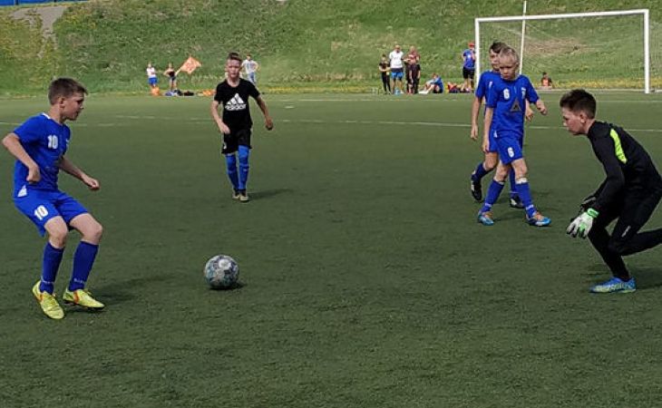 В Барнауле проходят районные турниры по футболу на призы клуба "Кожаный мяч"