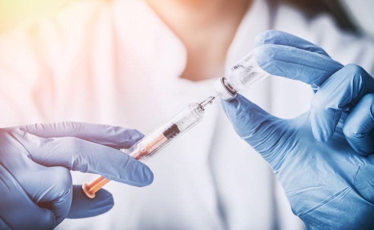 Доктор Мясников призвал вакцинироваться от коронавируса любым доступным препаратом