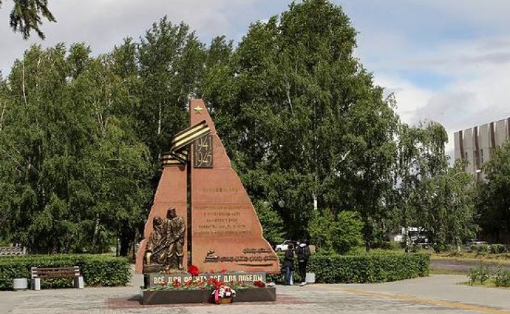 В Барнауле открыли стелу, посвященную эвакуированным в годы войны в Алтайский край предприятиям