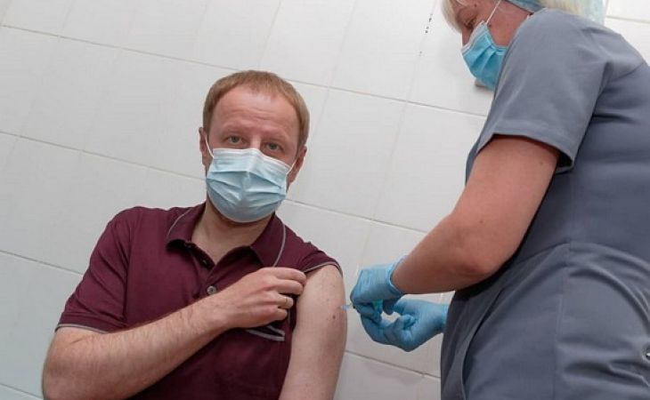 Губернатор Виктор Томенко привился вакциной от коронавируса
