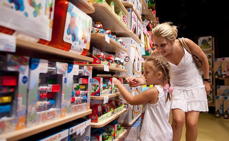 Клиенты ВТБ в 1,5 раза нарастили траты в детских магазинах после получения "школьных" выплат