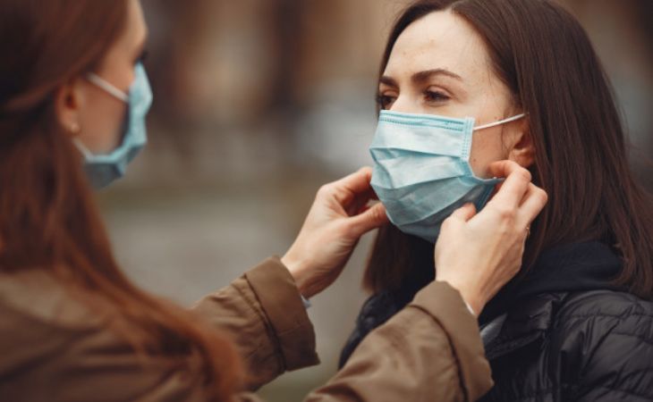 Эпидемиолог рассказал, когда можно будет снять медицинские маски
