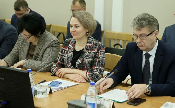 Краевой министр образования Светлана Говорухина (слева) и министр социальной защиты Наталья Оськина (в центре)