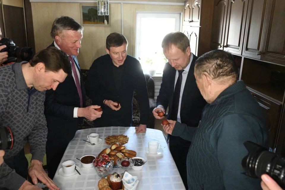 Политики посетили ветерана труда Валерия Коробейникова в Новоалтайске