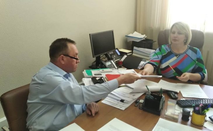 Андрей Щукин сдает документы в избирком