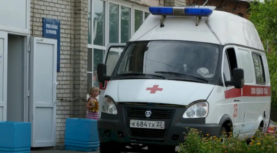 В Алтайском крае избили фельдшера скорой помощи, когда он нёс пациентку