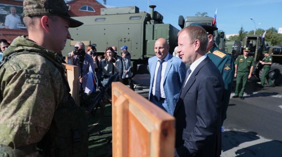 В День российского флага губернатор Томенко посетил воинскую часть ракетчиков