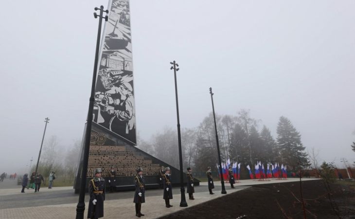 Стелла "Город трудовой доблести" в Барнауле