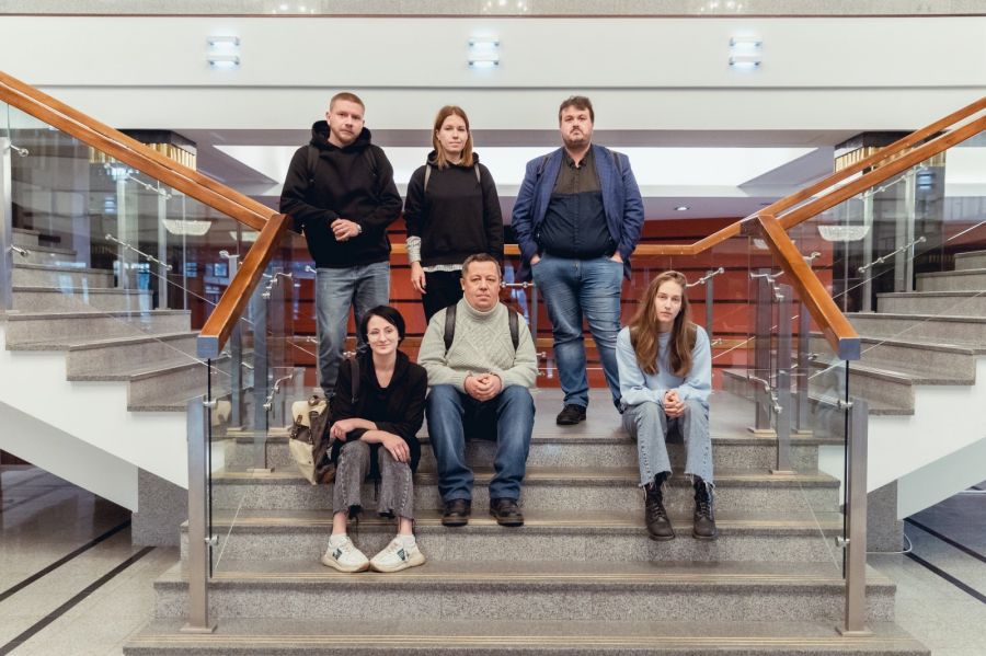 Авторы и руководитель лаборатории. Стоят слева направо - Дмитрий Богославский, Юлия Поспелова, Павел Руднев, сидят в том же направлении - Светлана Баженова, Олег Маслов, Лара Бессмертная пресс-служба театра драмы имени Василия Шукшина
