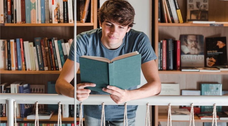 "Шишковка" назвала самые популярные книги у алтайской молодёжи в 2023 году