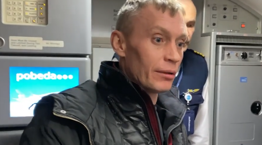 Участника СВО сняли с барнаульского рейса из-за подозрения в курении на борту
