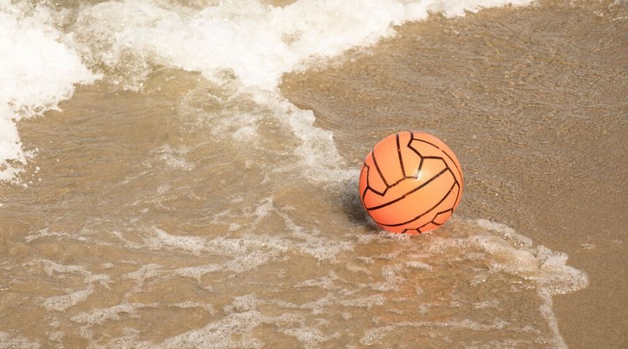 На барнаульском пляже утонул подросток, пытаясь достать мяч из воды