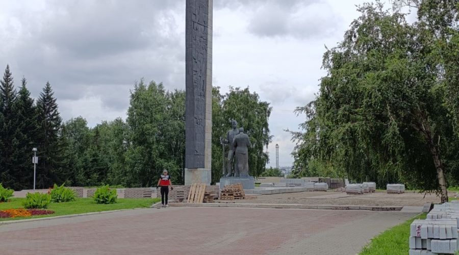В Барнауле продолжаются работы по благоустройству Мемориала Славы