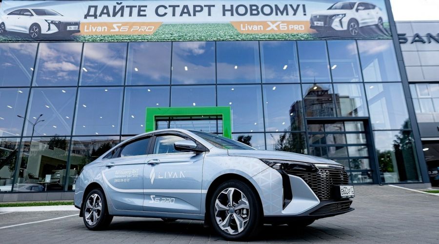 Уверенный старт. Преподаватель автошколы провел тест-драйв седана Livan S6PRO