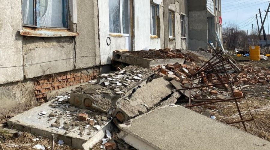 Мощный порыв ветра обрушил балкон в одном из алтайских сел