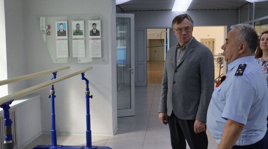 Алтайский думец Терентьев побывал в лётной школе и "потренировался" на вертолёте