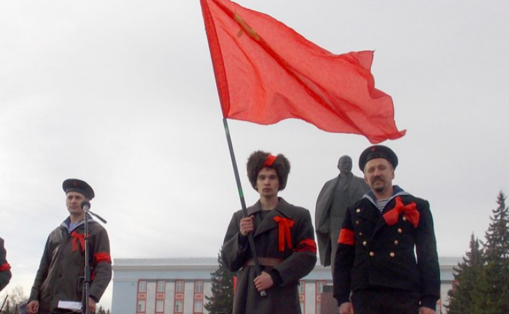 Юрий Красильников (крайний справа)