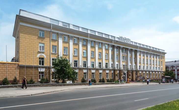 Корпус АГМУ в центре Барнаула
