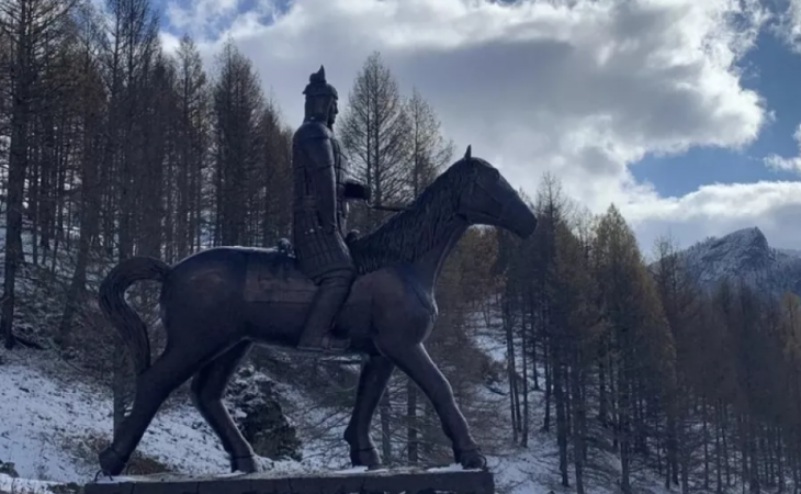 Памятник батыру в селе Беш-Озек