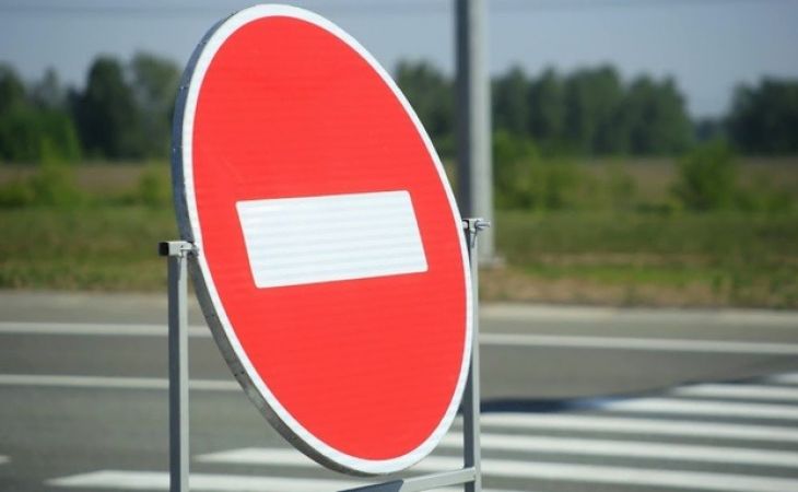 Дорожный знак "Проезд запрещен"