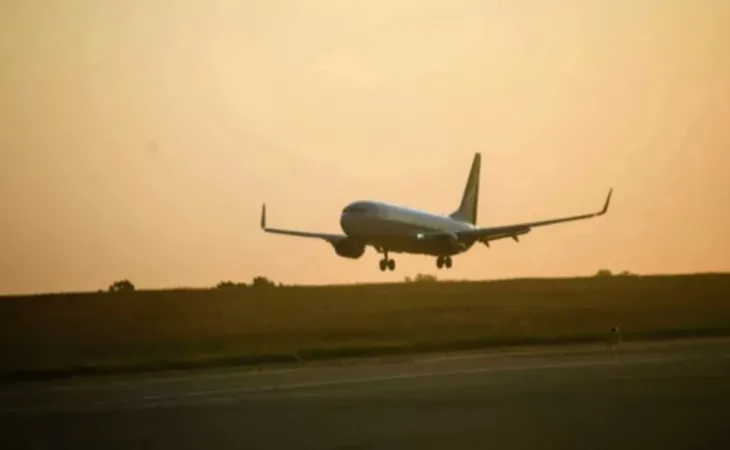 Взлетающий самолет