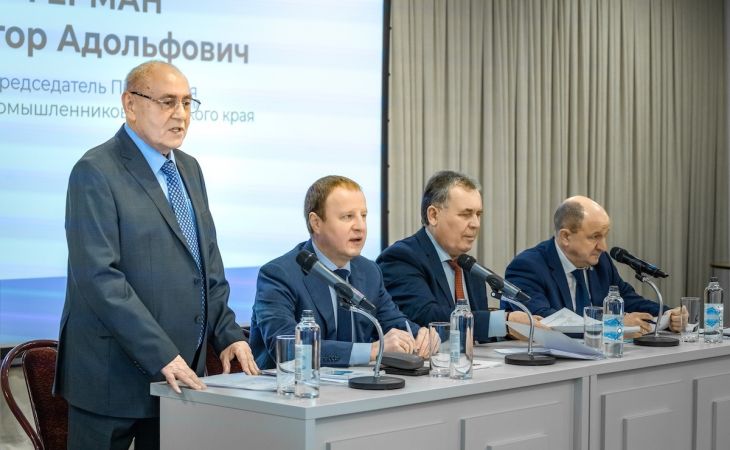 Виктор Герман (стоит).