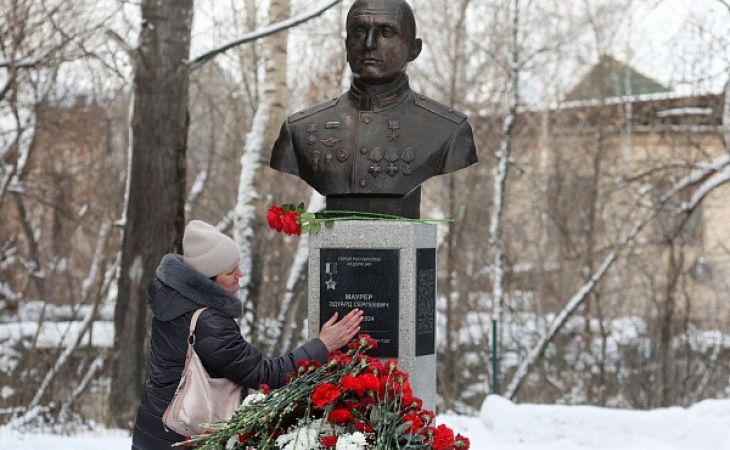 Бюст Героя России