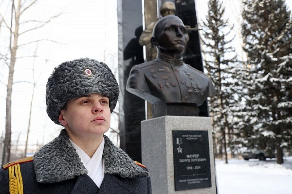 Бюст Героя России