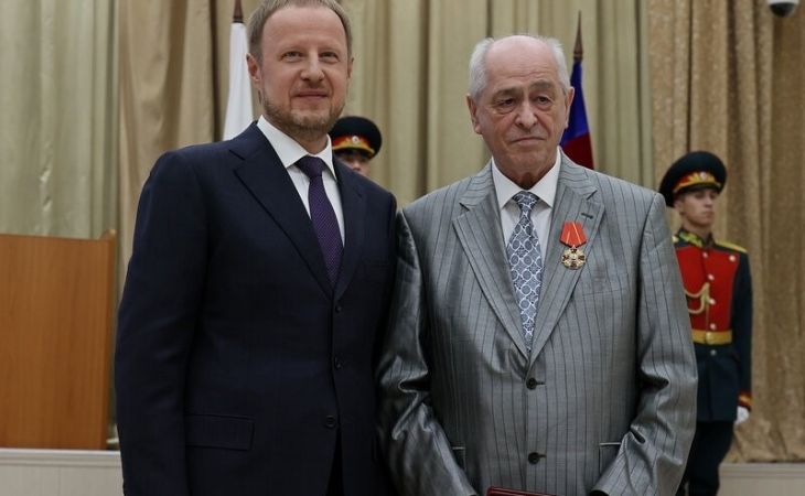 Губернатор Виктор Томенко вручил Якову Шойхету орден Александра Невского