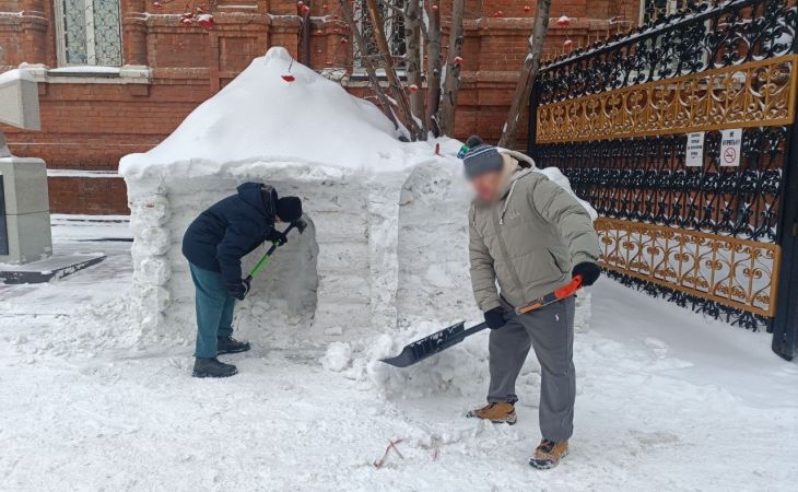 Осужденные возле храма