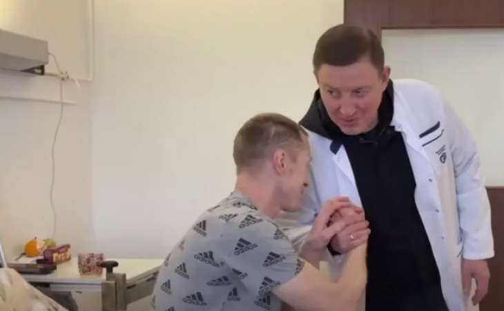 Андрей Турчак с бойцом СВО
