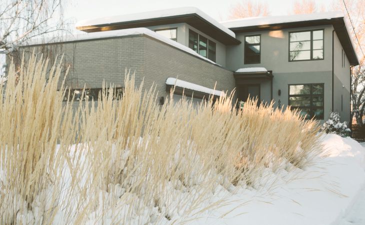 Большой загородный дом зимой.