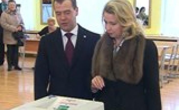 Выборы президента: Дмитрий Медведев с женой проголосовали на выборах  Президента РФ
