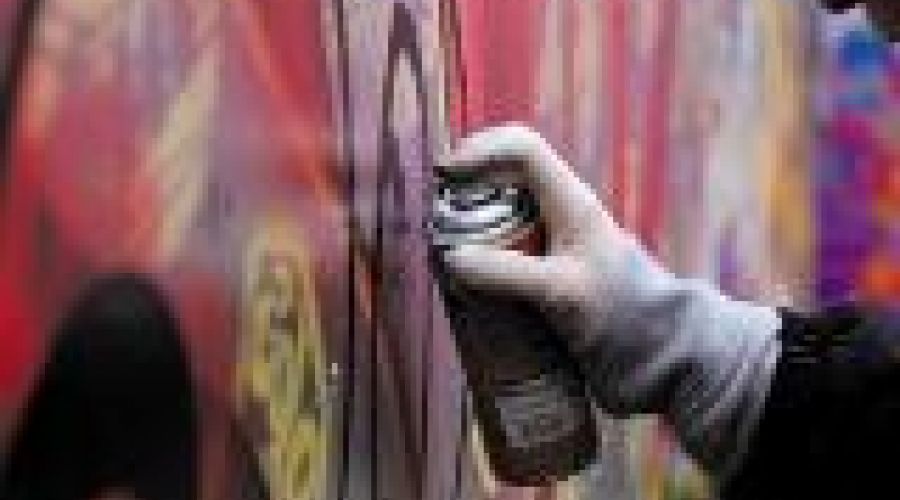 Барнаульский эстремист может сесть на три года за надписи на Молодежном театре Алтая
