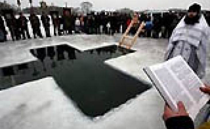 Искусственным утолщением льда на Оби занялись в Барнауле в преддверии Крещения