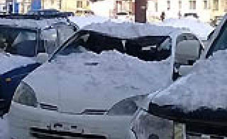 Снежная лавина, сошедшая с крыши, повредила несколько автомобилей в Барнауле