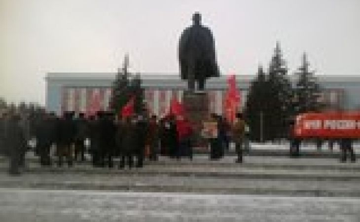 Коммунисты Барнаула возложили цветы к памятнику Ленину в честь 90-летия со дня смерти вождя