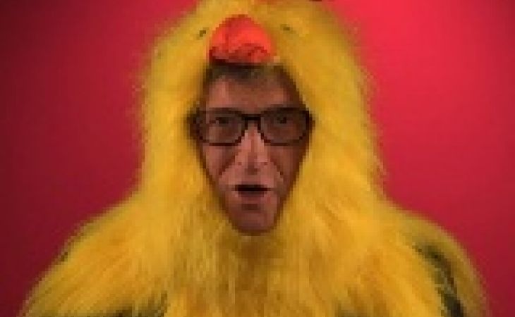 asfera.tv. Бизнесмен Билл Гейтс снялся в ролике в костюме цыпленка