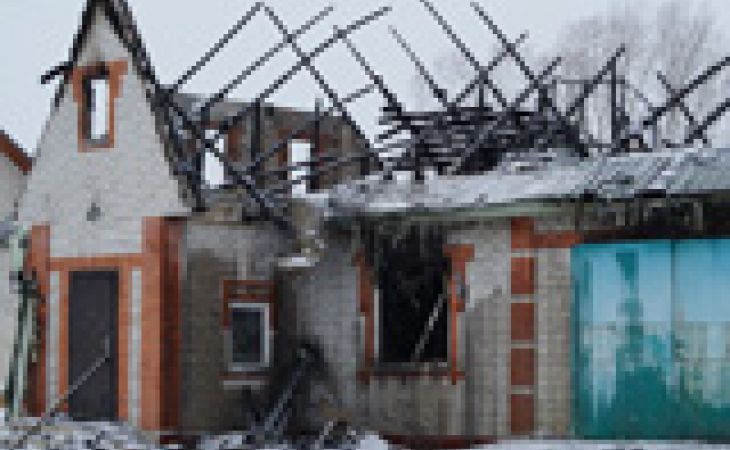 Семья алтайских преподавателей просит помочь в восстановлении сгоревшего дома
