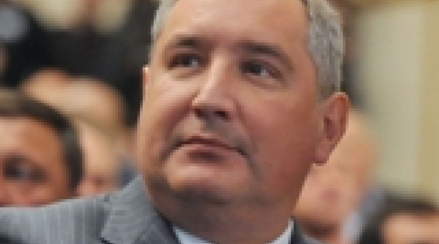 Рогозин назвал цирком встречу госсекретаря США Керри с певицей Русланой
