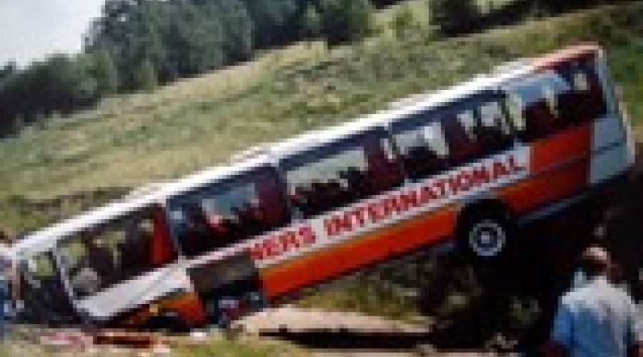 Автобус упал в пропасть в Индии, десять человек погибли